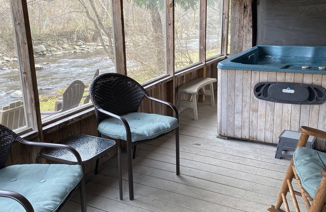 Entspannen Sie sich an Omas River Retreat, wenige Gehminuten zum Stadtzentrum, 2BR