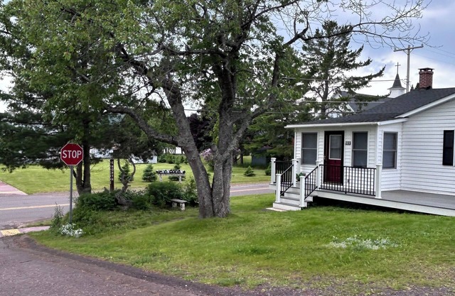 Relax at our Cozy Cottage in the heart of Eagle Harbor