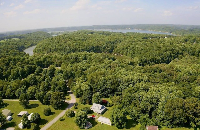 Relax at the lakehouse-1/4 mile to the boat ramp!