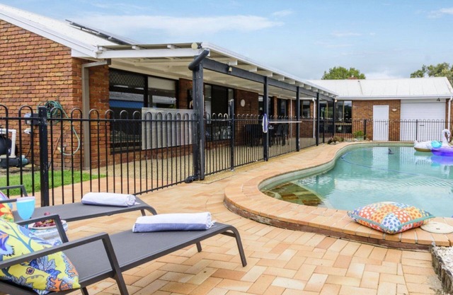 The Poolside Escape, TOP NOTCH