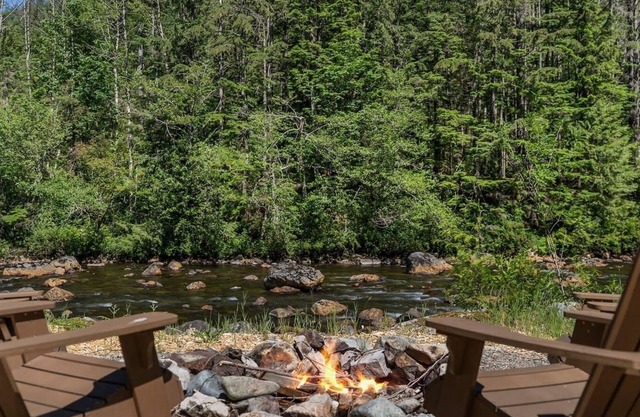 Relax at this Peaceful 1 bedroom cabin on the river