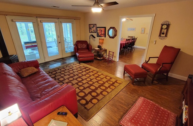 Relax at this Private, Peaceful, Dog-Friendly Ecohouse in the Woods.