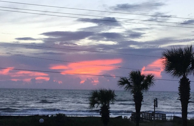 Entspannen Sie in diesem Ocean Watch Condo mit atemberaubenden Sonnenaufgängen.