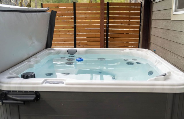 King Bed- Covered Firepit- EV charger- Sleeps 6- Private Hot Tub