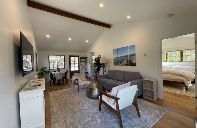 Relax by the river & sea! Remodeled Mid-Carmel Valley cottage retreat