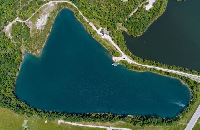 Relax fish/play: Pvt 25-acre clear Blue Lake w/ home that sleeps 10 comfortably.