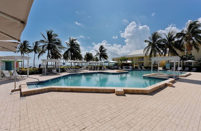 Relax in 2 Oceanfront Suites w/ Full Kitchen, Pool & Bar Access