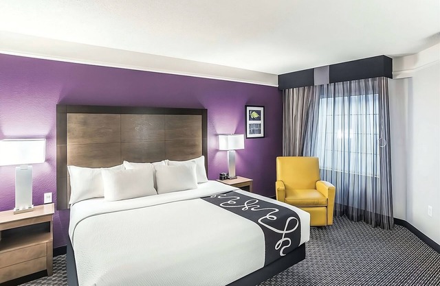 Relax in a Cozy Hotel Room w/ Poolside Loungers & Hot Tub Access