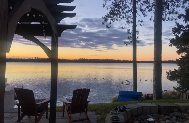 Relax in a cozy and private lake front cabin with breathtaking views!