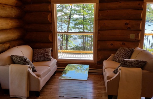 Entspannen Sie in Kanada: Ein Blockhaus am See in der Nähe des Kejimkujik-Nationalparks
