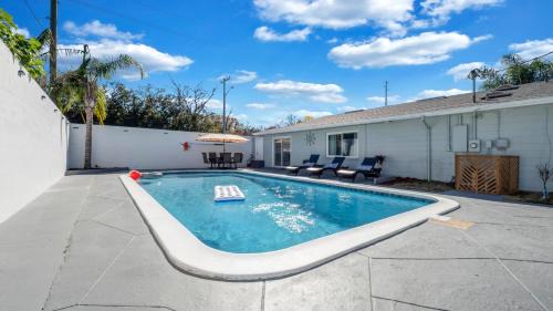 Relax in Lakeland Home, Swim, Pool, Arcade LegoLand, Disney, Bush Garden