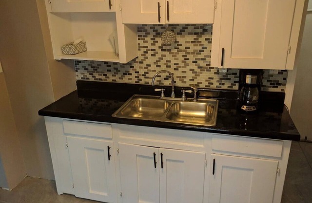 Relax in Redford -Charming 2-bedroom, 1 bath house