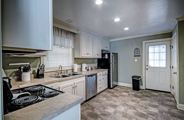 Relax in Shady Oaks Near Hospitals & Dining