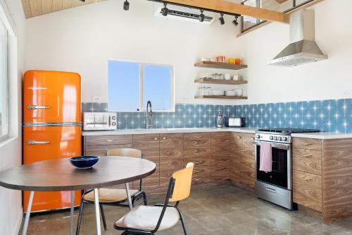 Relax in Style at The Green Jackrabbit - Hot Tub, Record Player home