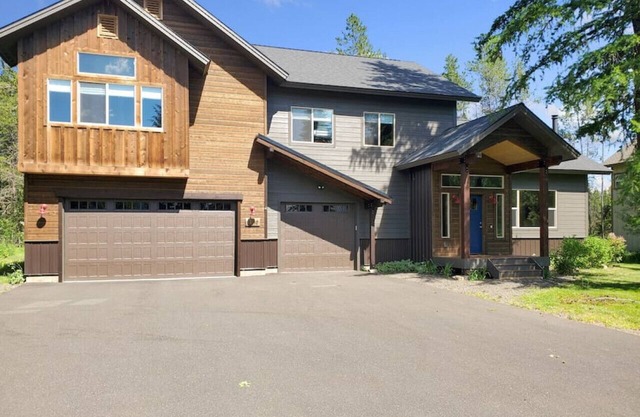 Entrancing Chic Home w/ Hot Tub & Mountainous View