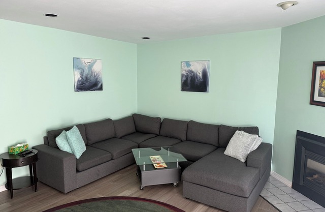 Relax in Style, Peaceful Patio, King Bed, Close to Everything