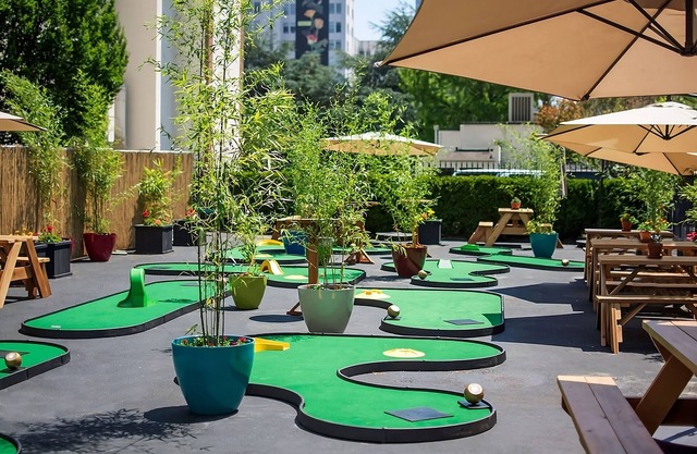 Relax in Style! Two Pet-friendly Units, Onsite Mini-Golf, Pop- Up Cinema!