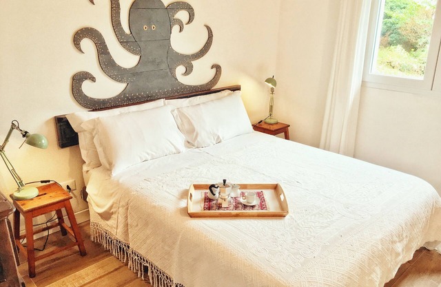 entspannen sie sich in dem Bücherregal mit grünem octo · der octopus library