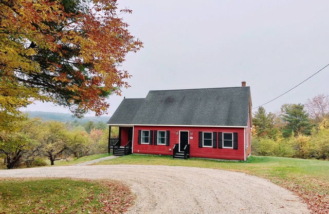 Relax in the Orchard ~ Dog-Friendly, clean & bright, sleeps 5, deck & fire pit