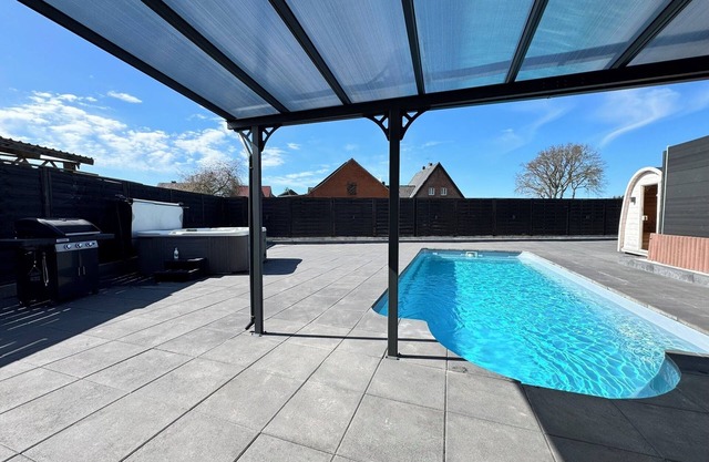 Entspannen Sie sich im Pool, Whirlpool, Sauna oder im holzbefeuerten Hottub.