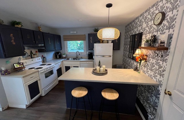 Relax in this charming and "feel like home comfort" newly updated apartment !