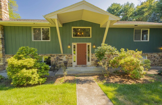 Relax in this serene, spacious home near Downtown Blacksburg, perfect for up to 10 guests year-round
