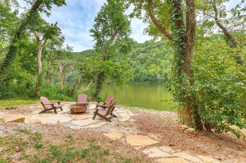 Relax on the River Modern Mountain View Escape!
