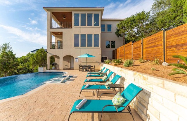 Relax & Play in Style: Luxury Home w/ Infinity Pool, Game Room & Alfresco Dining