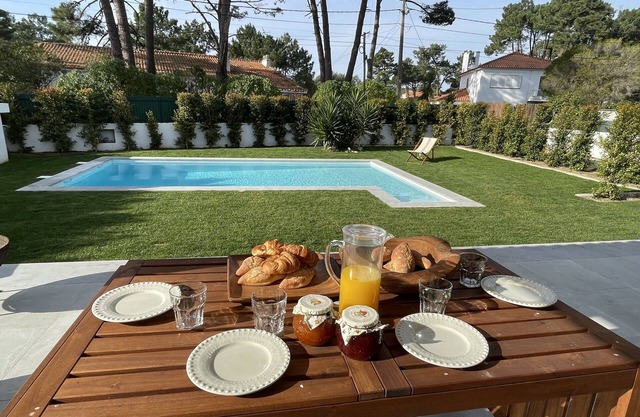 Relax pool and garden house near beach