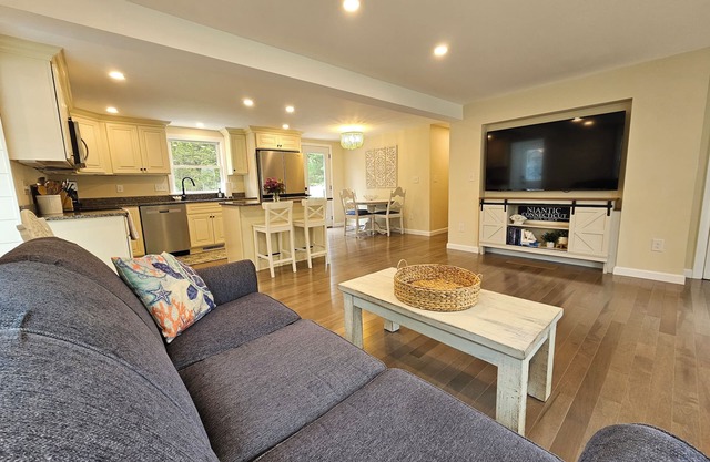 Charming 3 Bedroom Retreat Near Niantic Boardwalk