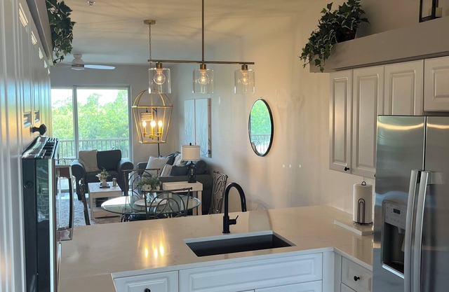 Relax/Recharge in Paradise – Bundled Golf Course, Views & Modern Comfort