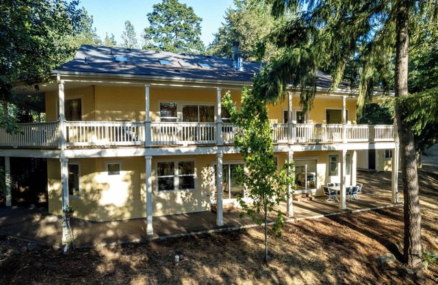 Relax & Recharge Near Eugene – Sauna, Massage Chair, Gourmet Kitchen