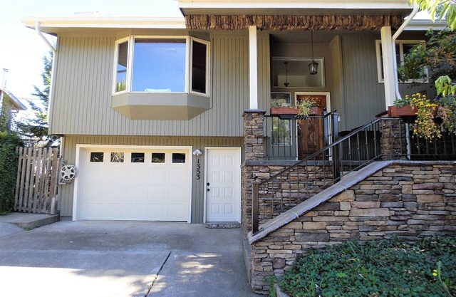 Relax & Rejuvenate in 4Br home with Hot Tub & Deck, in heart of Roseburg