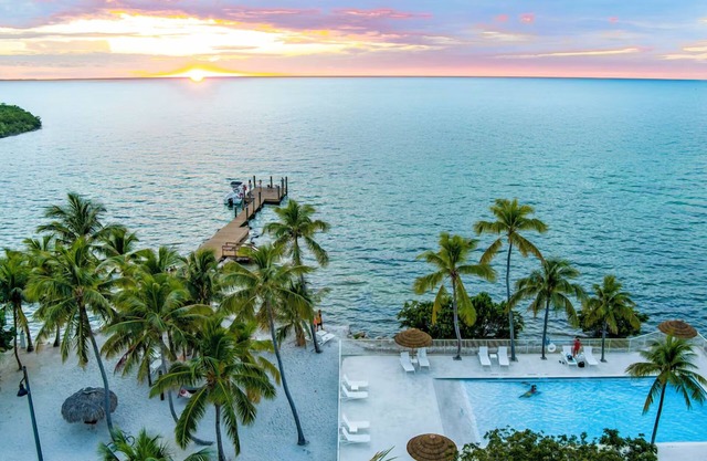 Relax & Rejuvenate - Perfect Island Retreat w/Kitchen, Pool & Beach access