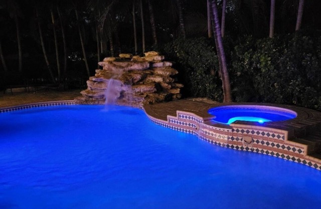 Relax under the Palms in Pinecrest! Waterfall, Pool and spa