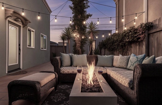 Relax! Spacious family home, 1/2 block to water, dogs + beach gear, huge patio!
