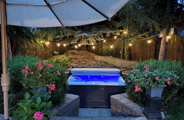 Relax & unwind in sun rm yoga rm & private HOT TUB