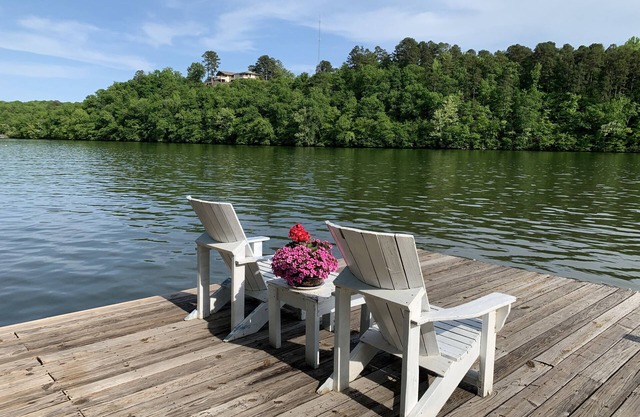 Relaxing, Cozy Cottage on the Lake with kayaks - 2 Guest Maximum