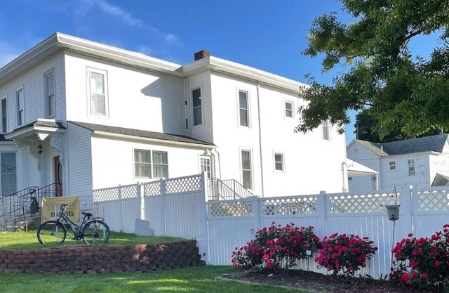 Relax with full and queen bed, no cleaning fees near Katy trail and downtown