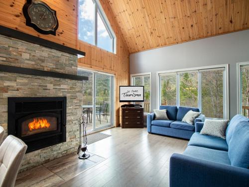 Relax with Mountain Views, Hot tub and Fireplace