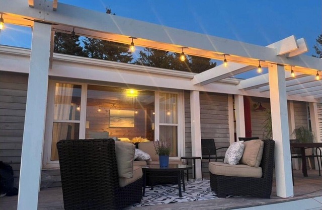 Relax with the whole family at this beautiful, peaceful, authentic islander home