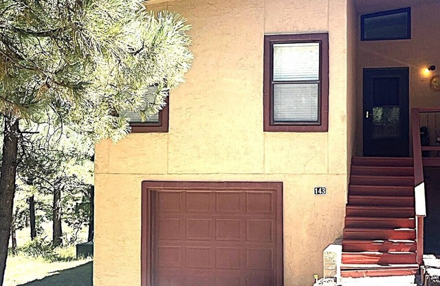 Relax with the whole family or group of friends at this cozy Behr Hideout!