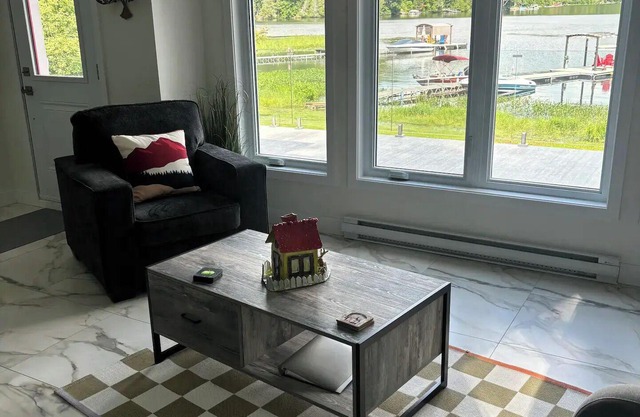 Relax at our Lakefront Cottage with private dock