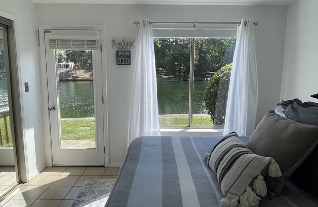 Relaxation Destination--updated lakefront condo just steps from Lake Hamilton!!!