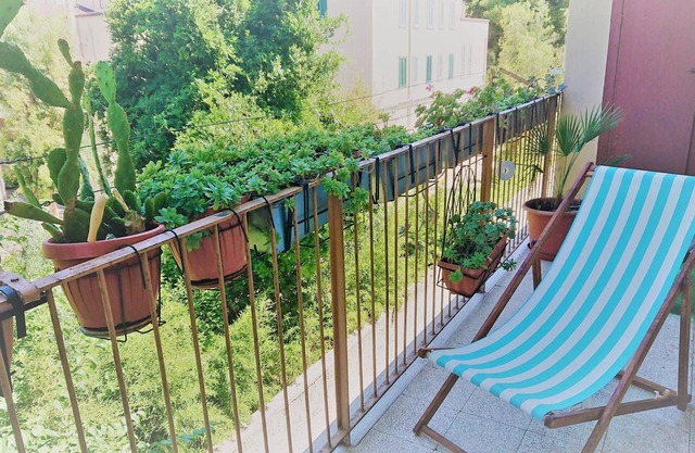 Relax in the center and 5min from the city park!