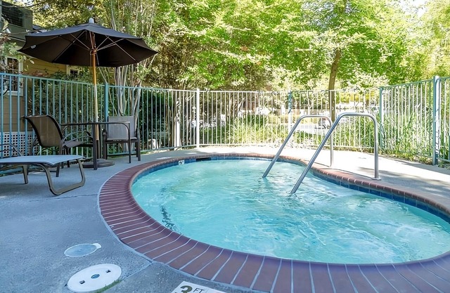 Relaxation in Napa Valley! 2 Spacious Units, Swimming Pool, Free Parking!