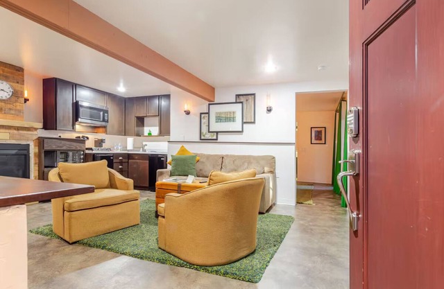 Relaxed 1 Bedroom under the Russian River Redwoods