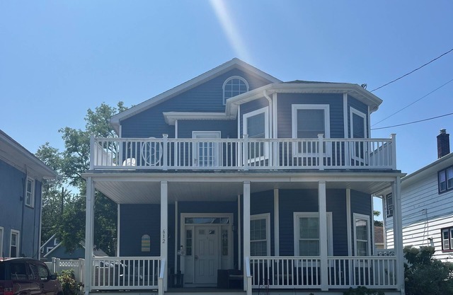 Relaxed and beachy 3 bedroom home just a short walk to the beach