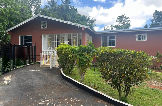 Relaxed Comfort in the Heart of Brown’s Town in a lovely 3-bdrm bungalow w/ WiFi