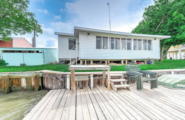Relaxed Fishing Cabin on the Colorado River | 2BR, 1BA | Sleeps 6 | Matagorda